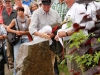 Enthüllung eines neuen Gedenksteins mit Bronzetafel im Langewieser Dorfgarten